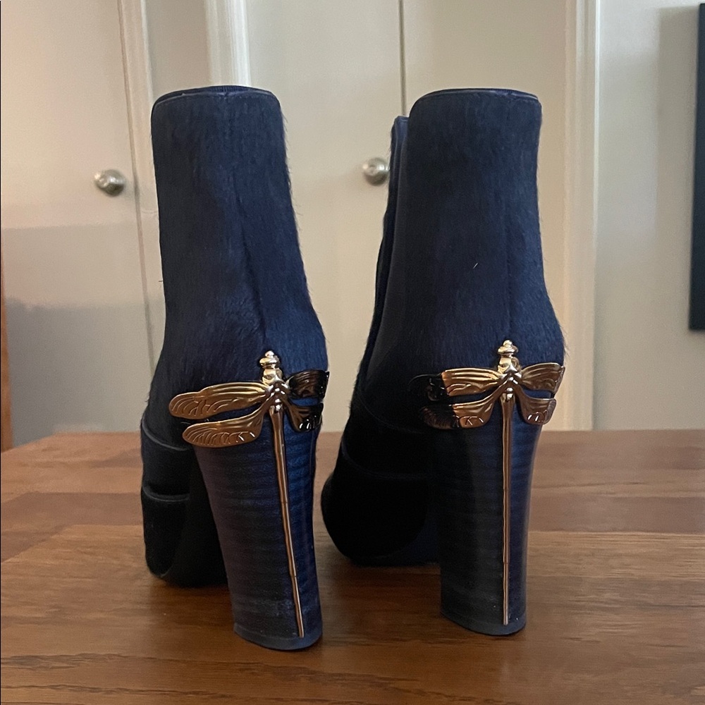 Tory Burch Theodora Navy Heeled Ankle Boots with Gold Dragonfly detail Size 7.5 - Picture 6 of 9